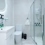 Luxury Modern Centre With Free Parking Apartment *