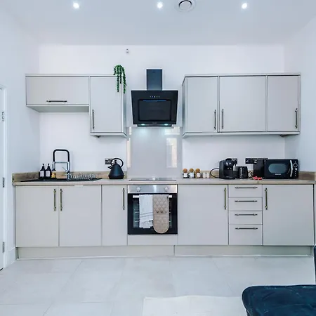 Luxury Modern Centre With Free Parking Apartment *